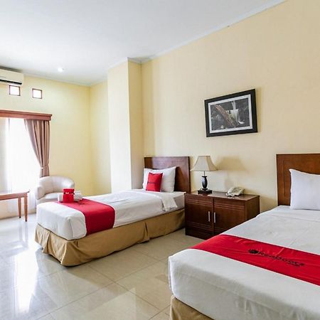 Reddoorz Plus Near Alun Alun Karanganyar Surakarta  ภายนอก รูปภาพ