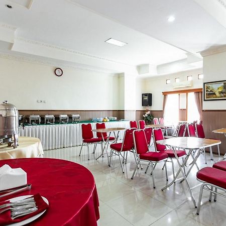 Reddoorz Plus Near Alun Alun Karanganyar Surakarta  ภายนอก รูปภาพ