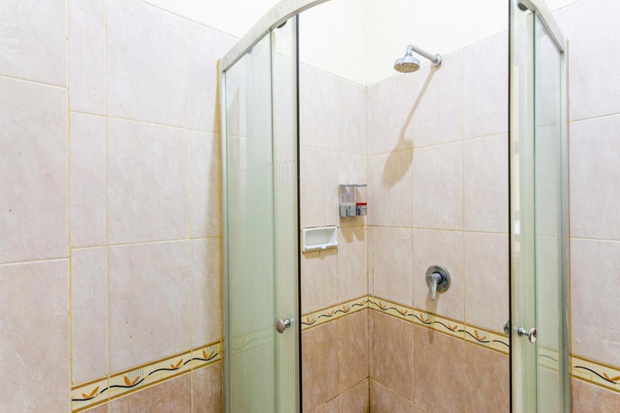 Reddoorz Plus Near Alun Alun Karanganyar Surakarta  ภายนอก รูปภาพ