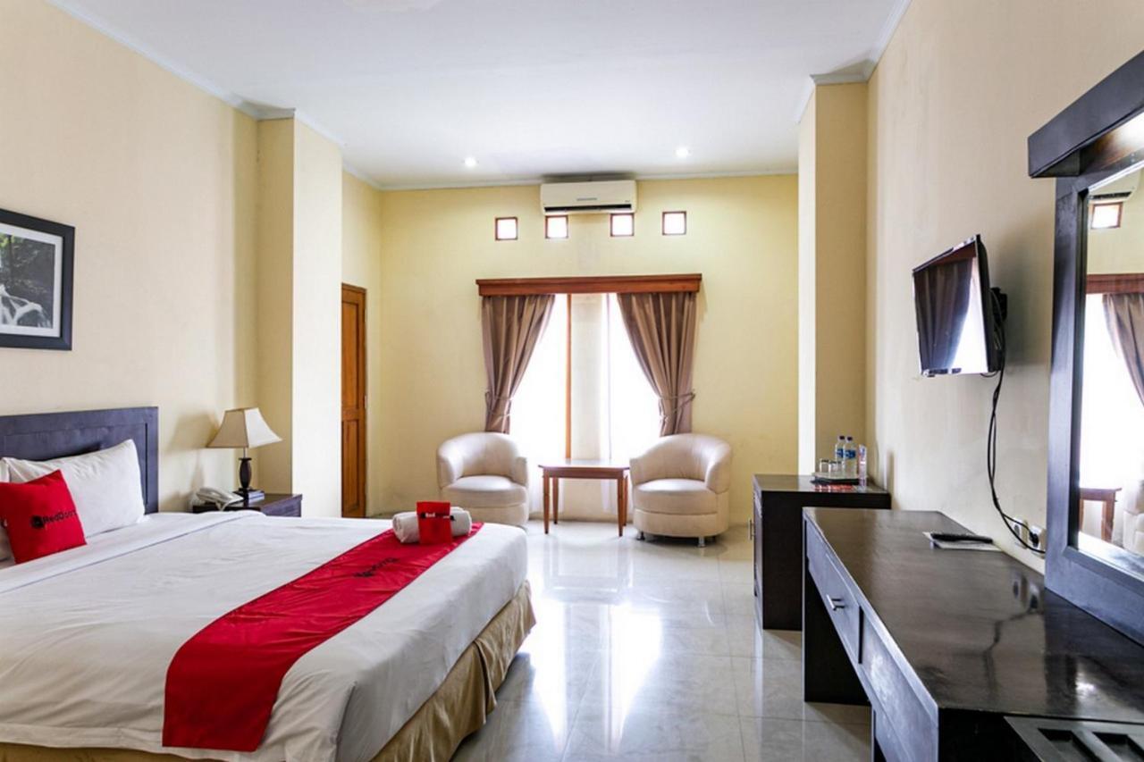 Reddoorz Plus Near Alun Alun Karanganyar Surakarta  ภายนอก รูปภาพ