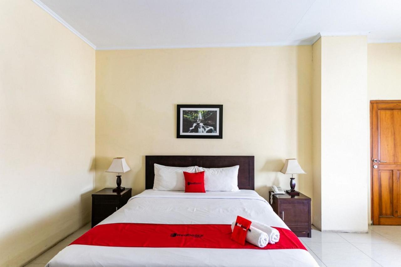 Reddoorz Plus Near Alun Alun Karanganyar Surakarta  ภายนอก รูปภาพ