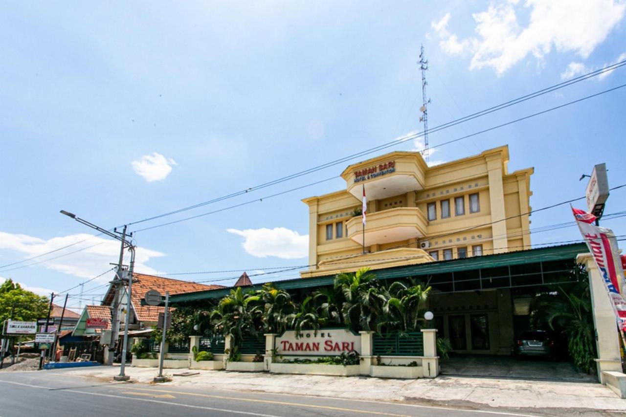 Reddoorz Plus Near Alun Alun Karanganyar Surakarta  ภายนอก รูปภาพ