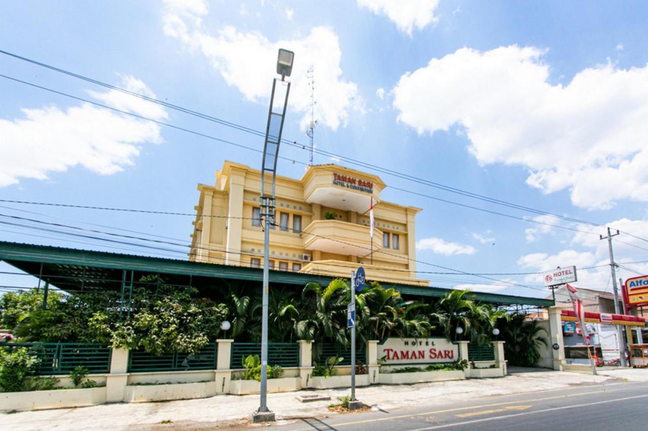 Reddoorz Plus Near Alun Alun Karanganyar Surakarta  ภายนอก รูปภาพ