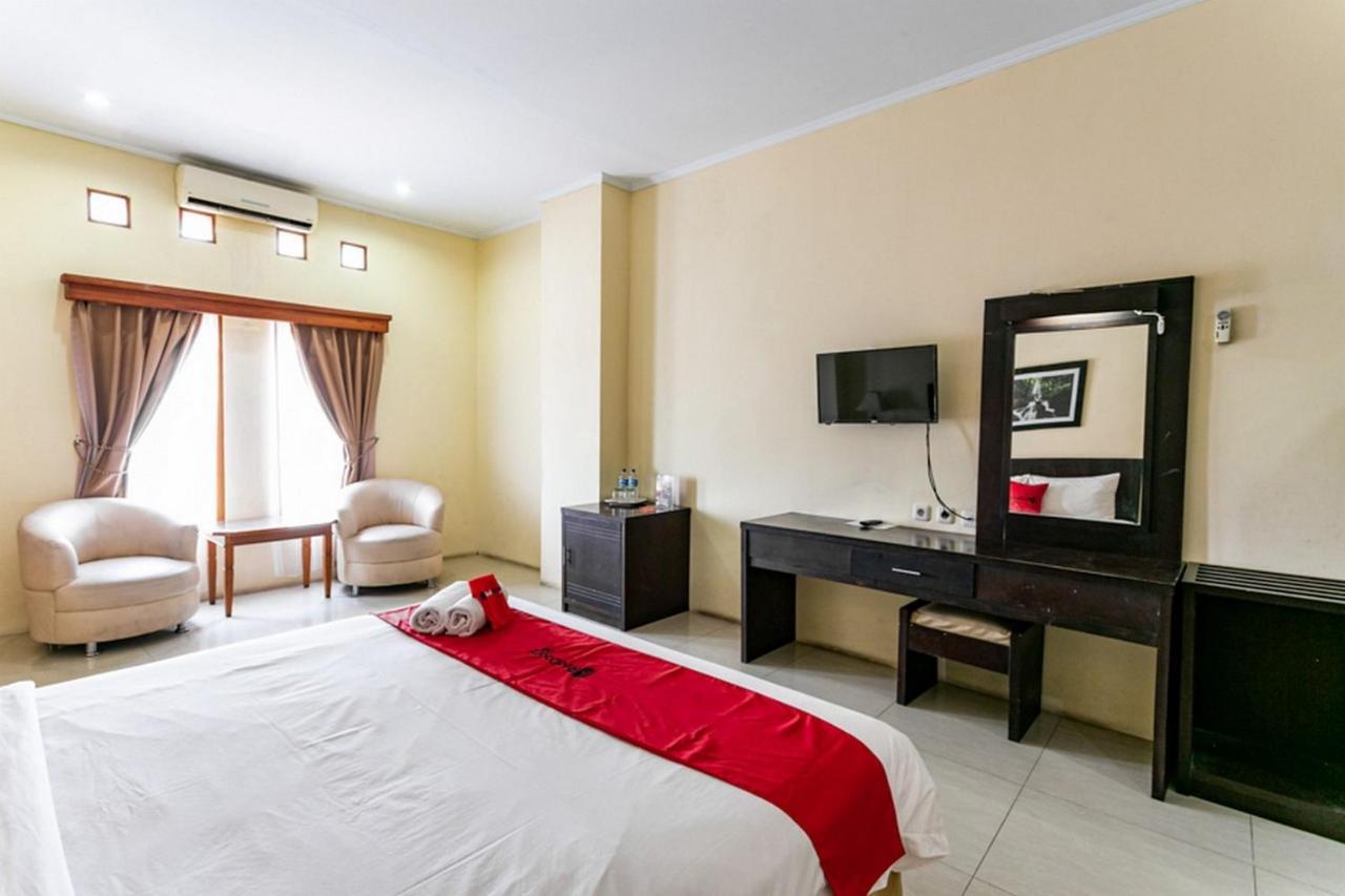Reddoorz Plus Near Alun Alun Karanganyar Surakarta  ภายนอก รูปภาพ
