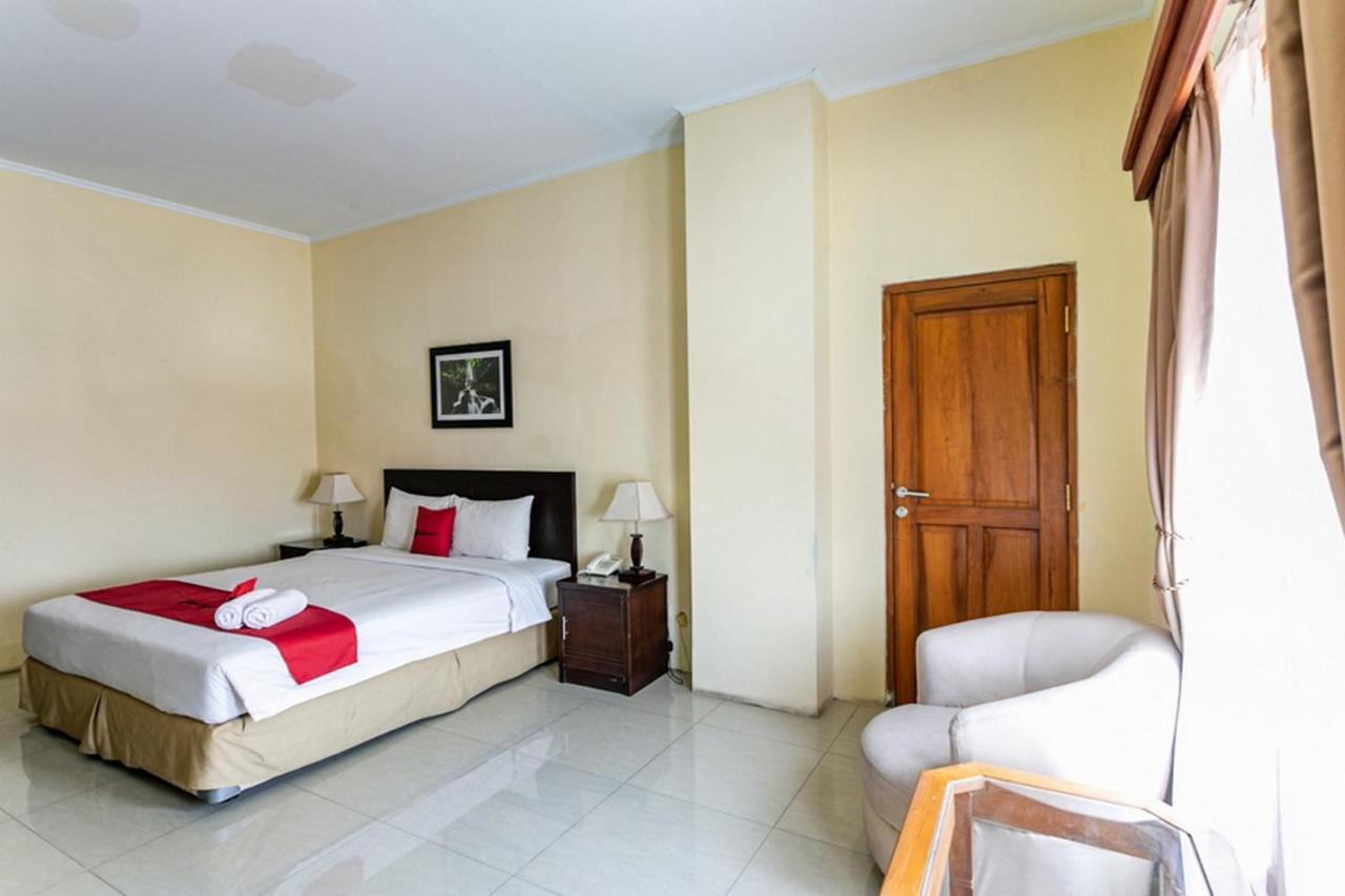 Reddoorz Plus Near Alun Alun Karanganyar Surakarta  ภายนอก รูปภาพ