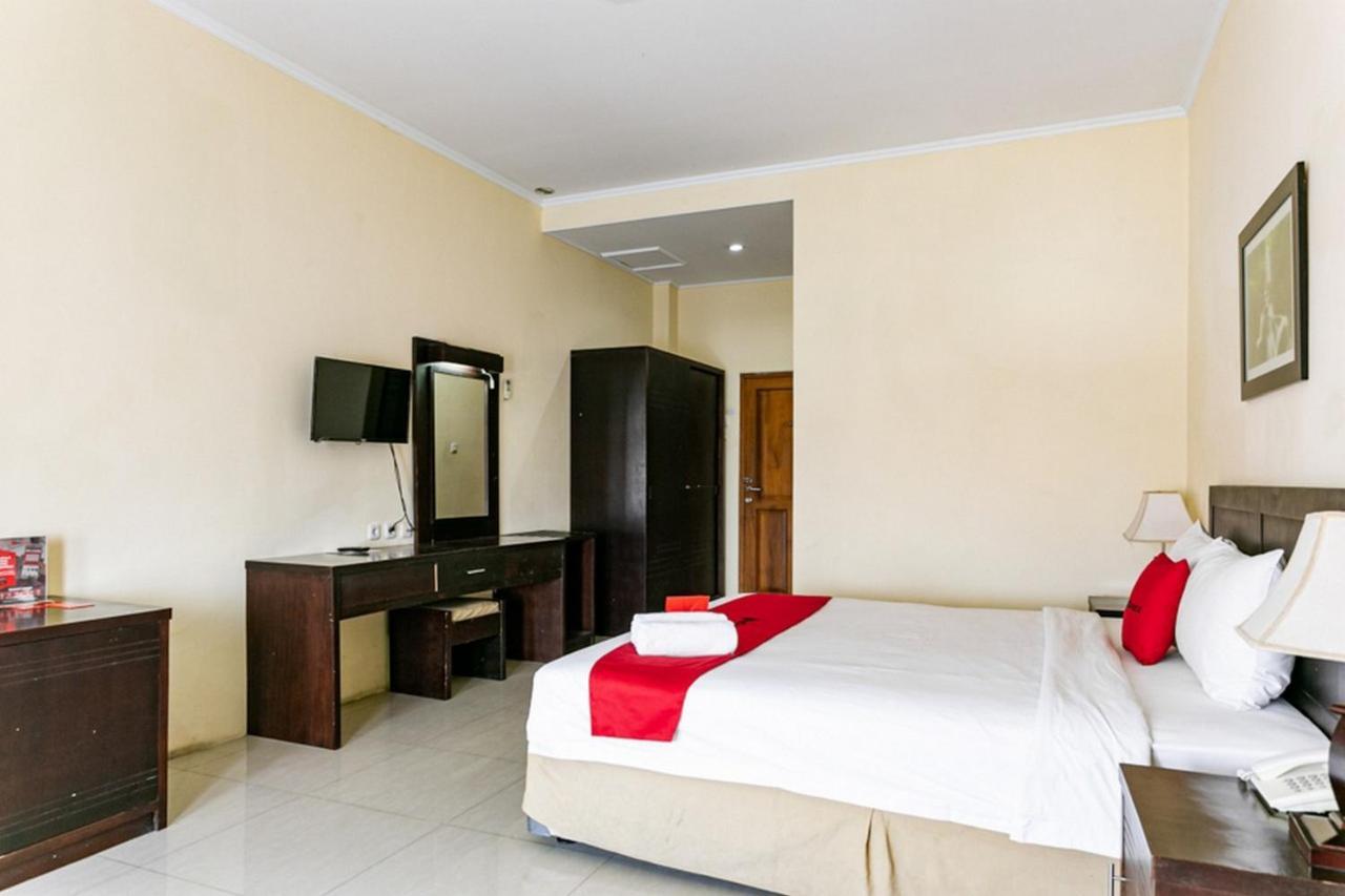 Reddoorz Plus Near Alun Alun Karanganyar Surakarta  ภายนอก รูปภาพ