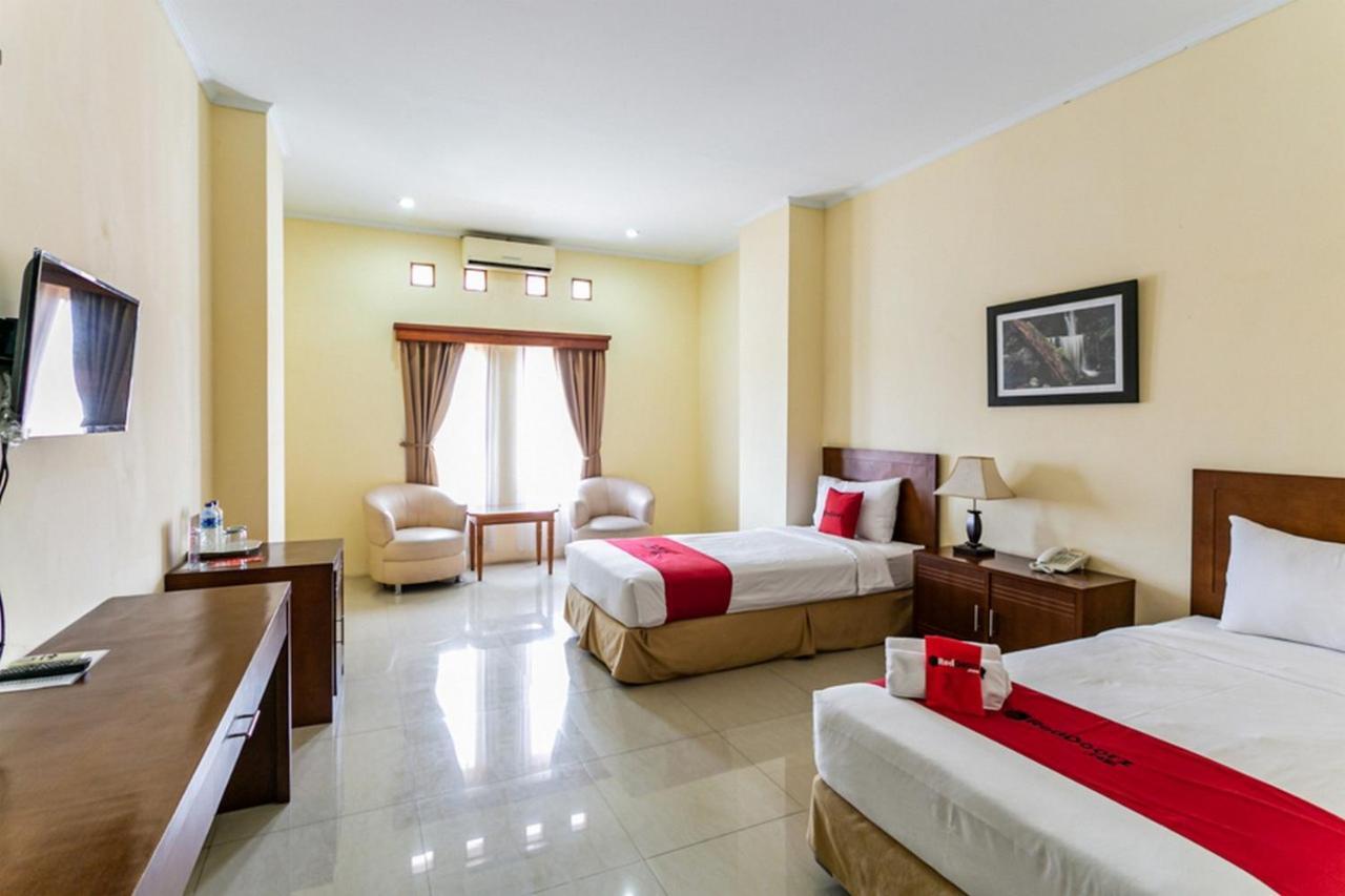 Reddoorz Plus Near Alun Alun Karanganyar Surakarta  ภายนอก รูปภาพ