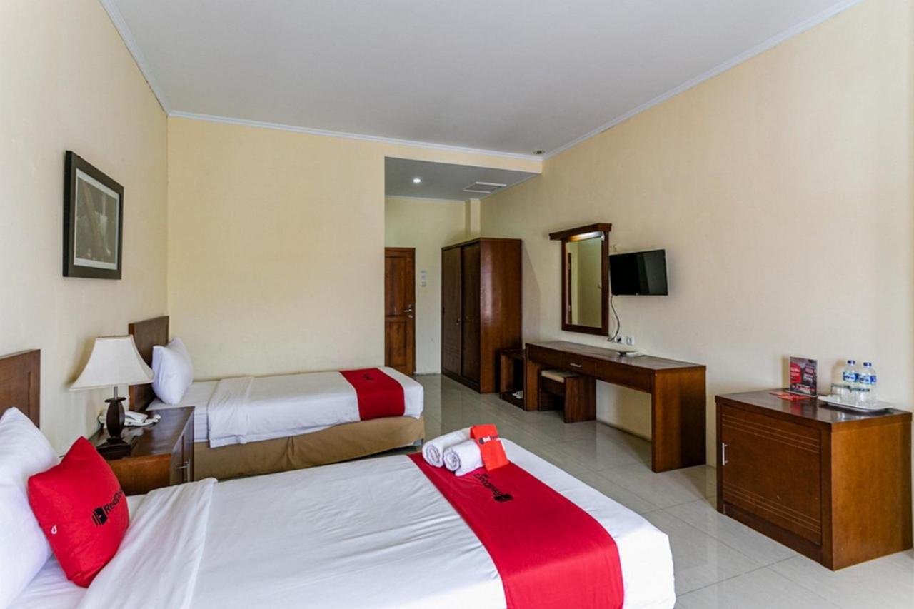 Reddoorz Plus Near Alun Alun Karanganyar Surakarta  ภายนอก รูปภาพ