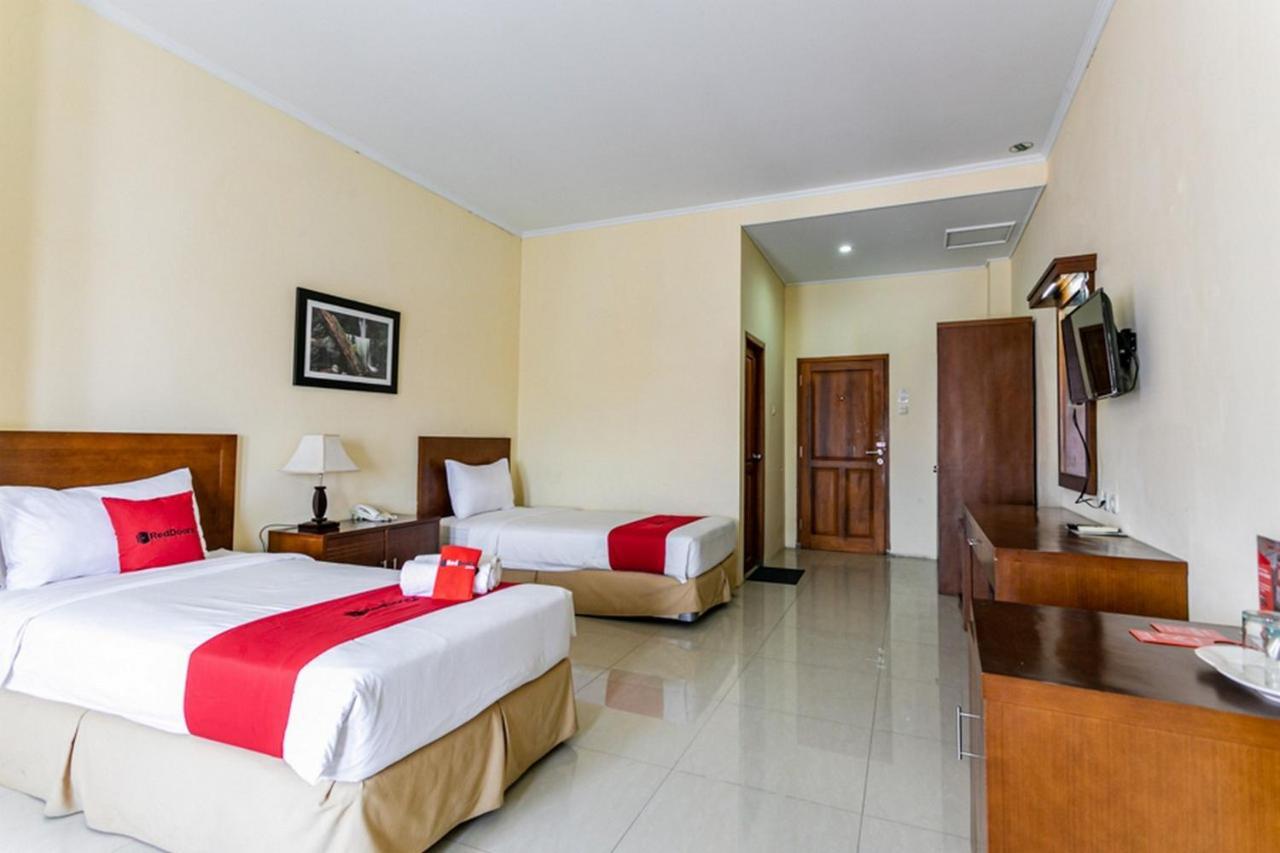 Reddoorz Plus Near Alun Alun Karanganyar Surakarta  ภายนอก รูปภาพ