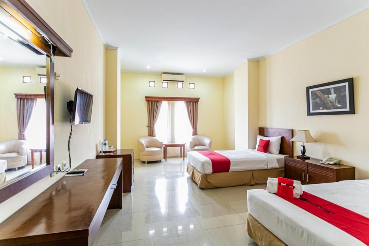 Reddoorz Plus Near Alun Alun Karanganyar Surakarta  ภายนอก รูปภาพ