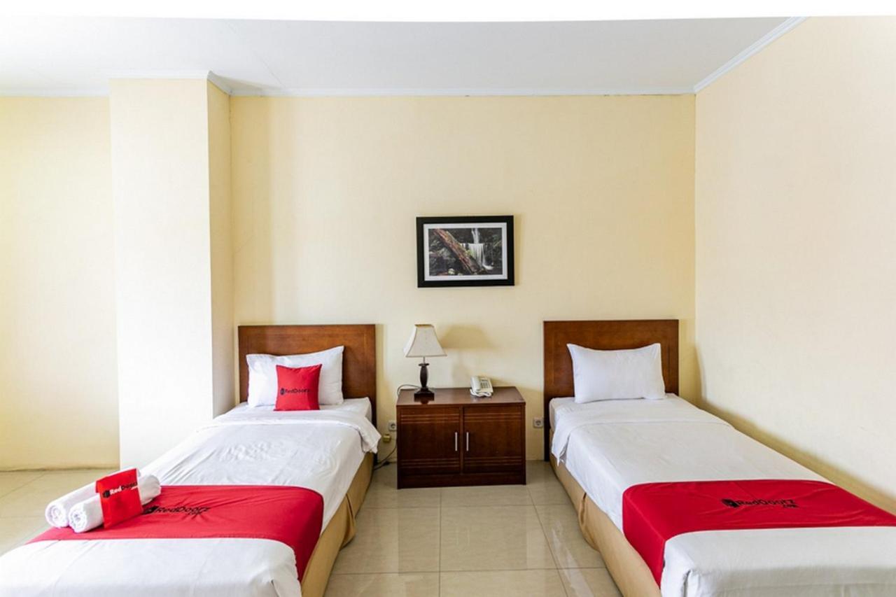 Reddoorz Plus Near Alun Alun Karanganyar Surakarta  ภายนอก รูปภาพ