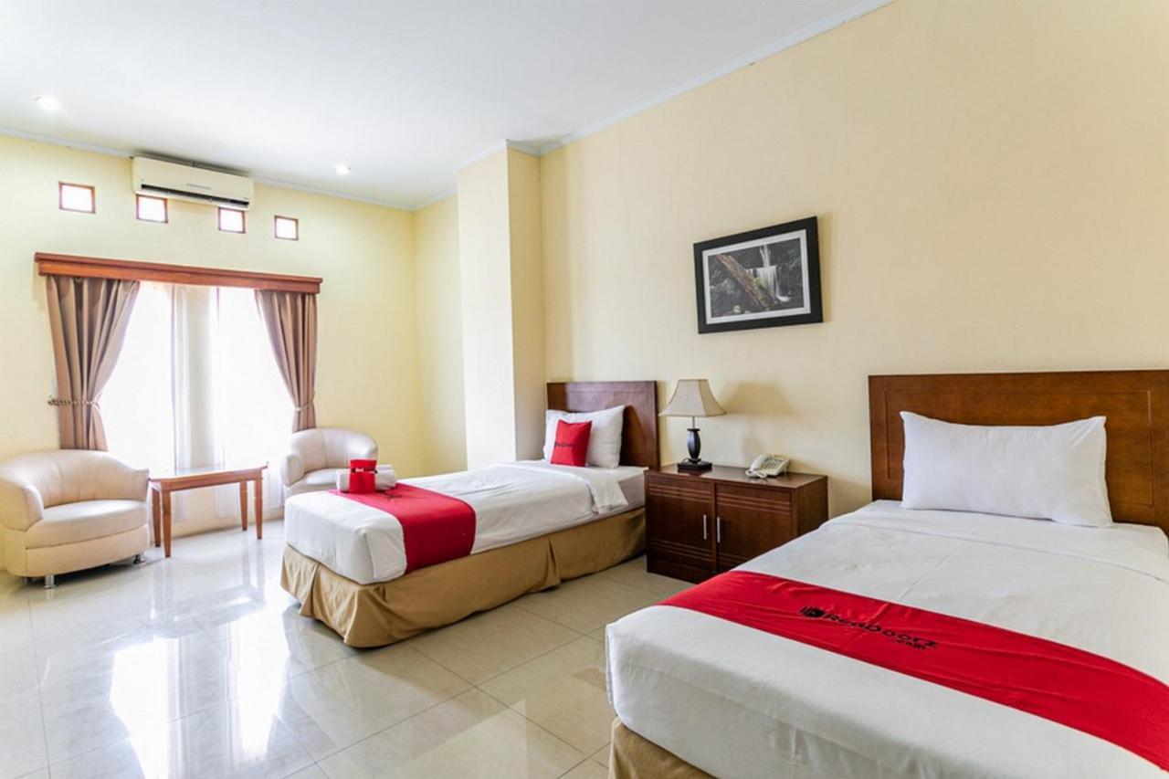 Reddoorz Plus Near Alun Alun Karanganyar Surakarta  ภายนอก รูปภาพ