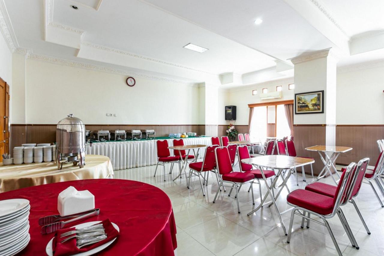 Reddoorz Plus Near Alun Alun Karanganyar Surakarta  ภายนอก รูปภาพ