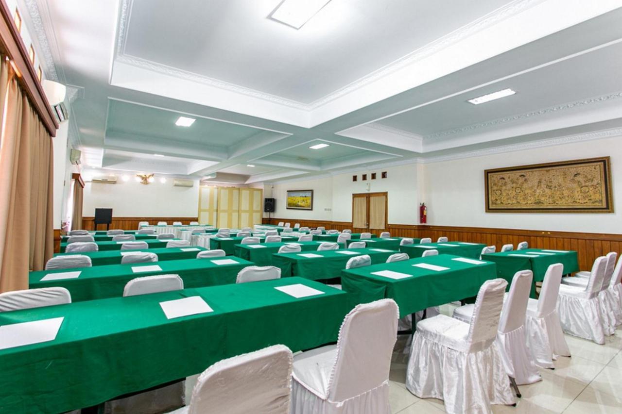 Reddoorz Plus Near Alun Alun Karanganyar Surakarta  ภายนอก รูปภาพ