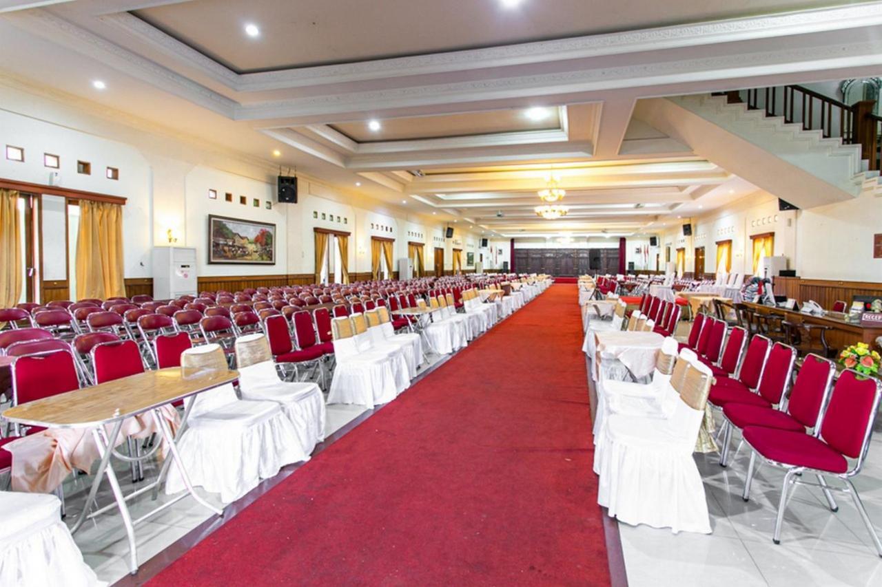 Reddoorz Plus Near Alun Alun Karanganyar Surakarta  ภายนอก รูปภาพ