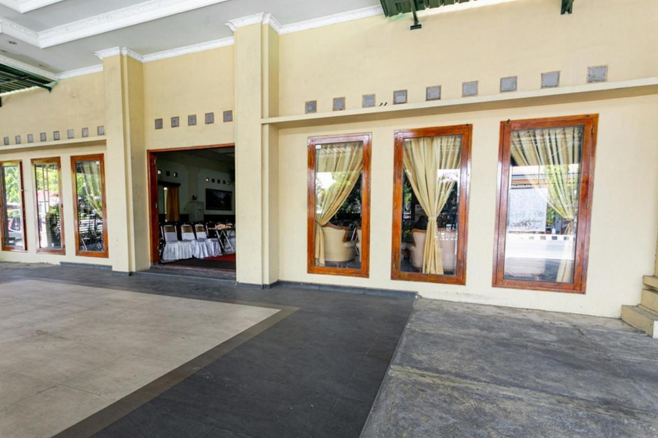 Reddoorz Plus Near Alun Alun Karanganyar Surakarta  ภายนอก รูปภาพ