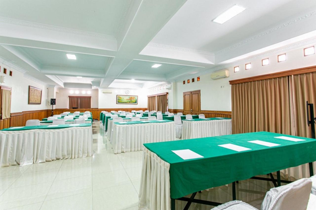 Reddoorz Plus Near Alun Alun Karanganyar Surakarta  ภายนอก รูปภาพ