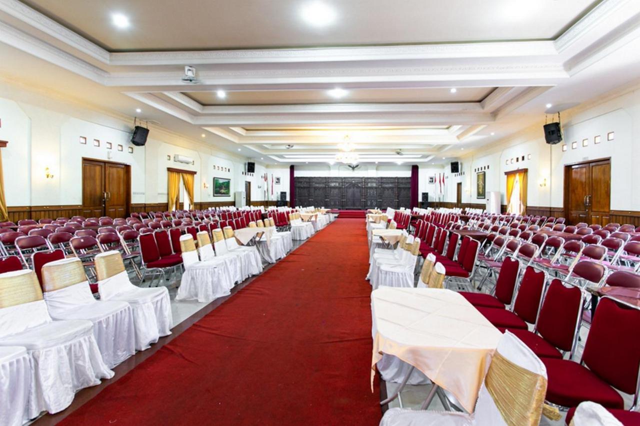 Reddoorz Plus Near Alun Alun Karanganyar Surakarta  ภายนอก รูปภาพ