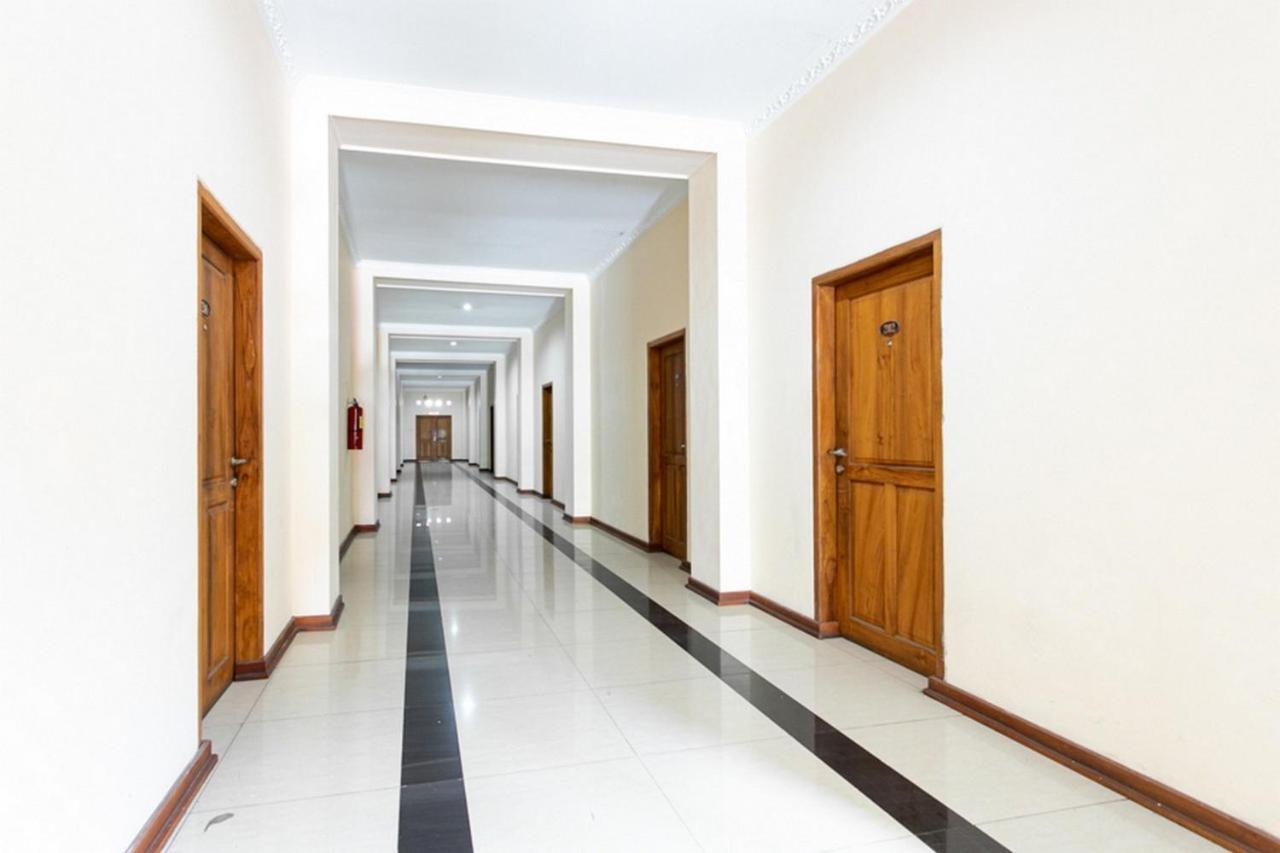 Reddoorz Plus Near Alun Alun Karanganyar Surakarta  ภายนอก รูปภาพ