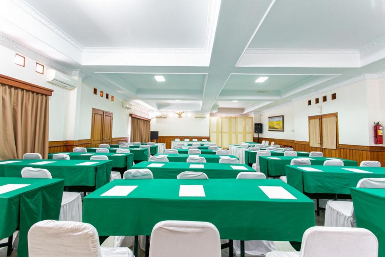 Reddoorz Plus Near Alun Alun Karanganyar Surakarta  ภายนอก รูปภาพ