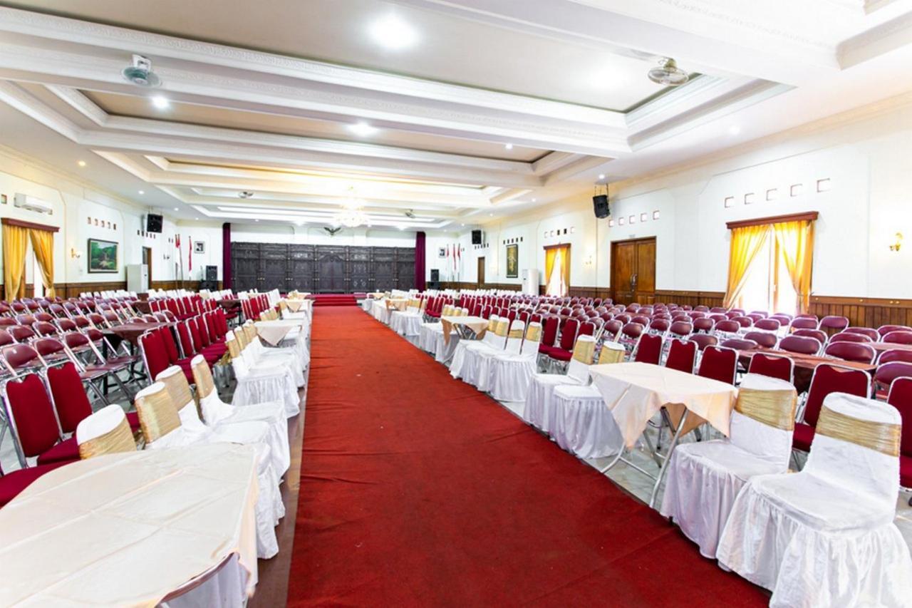 Reddoorz Plus Near Alun Alun Karanganyar Surakarta  ภายนอก รูปภาพ