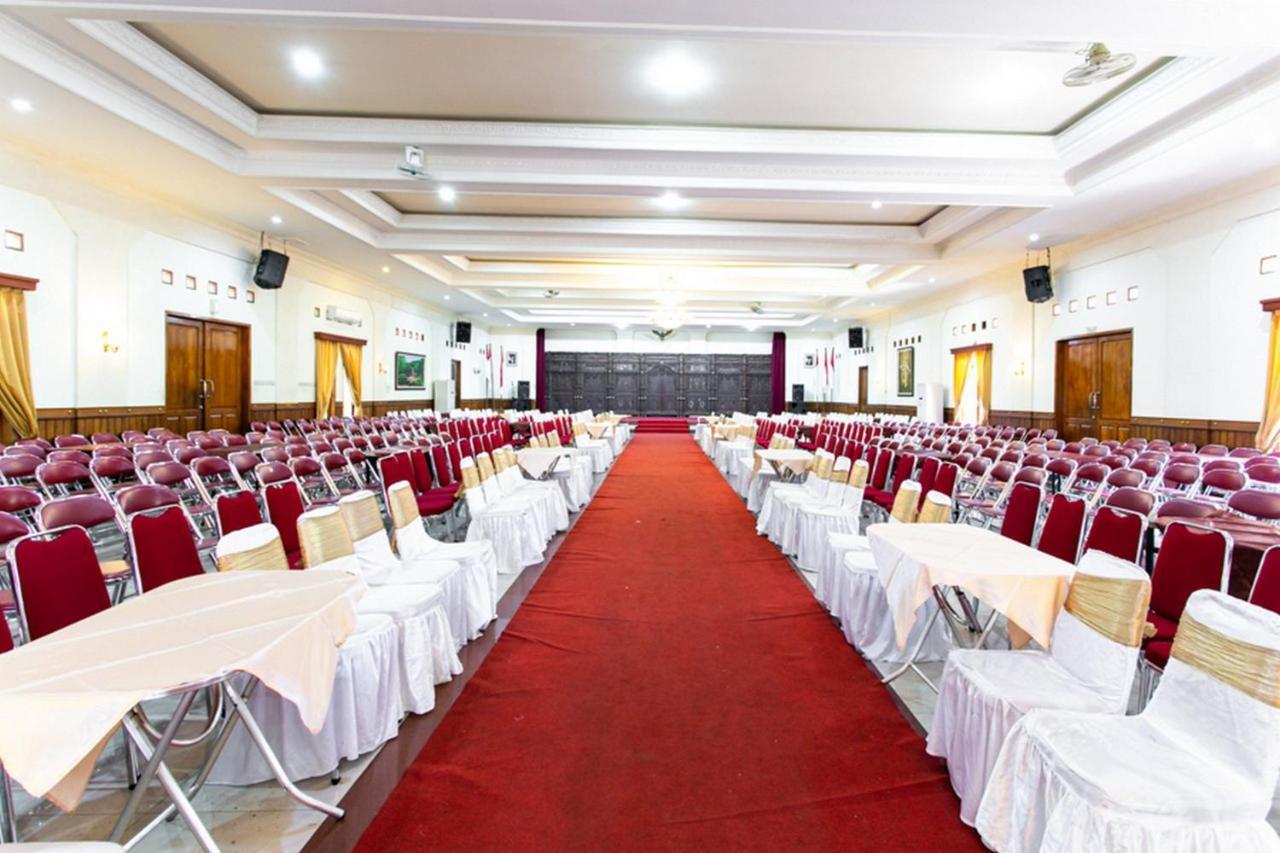 Reddoorz Plus Near Alun Alun Karanganyar Surakarta  ภายนอก รูปภาพ
