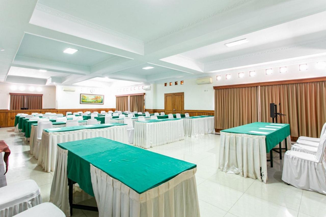 Reddoorz Plus Near Alun Alun Karanganyar Surakarta  ภายนอก รูปภาพ